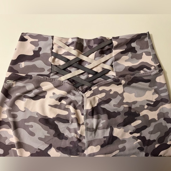 Fabletics Grey And White Camo Leggings With Pocket - Picture 2 of 2